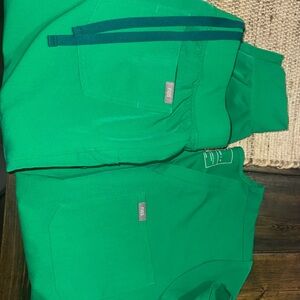 Figs Vibrant Green Scrub Set with Pockets